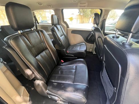 Used 2015 Chrysler Town & Country Touring FWD image 12