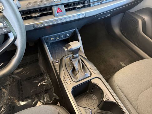 Used 2025 Kia K4 LXS FWD image 40