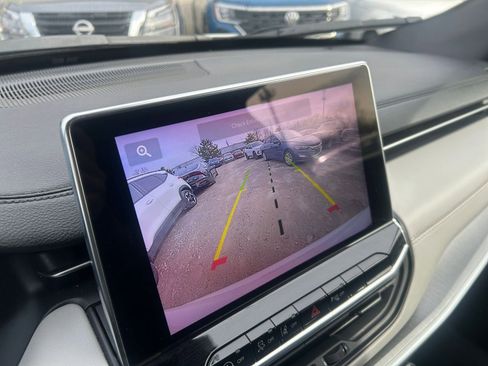 Used 2025 Jeep Compass Limited image 24