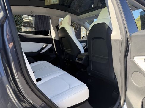 Used 2020 Tesla Model Y Performance image 37