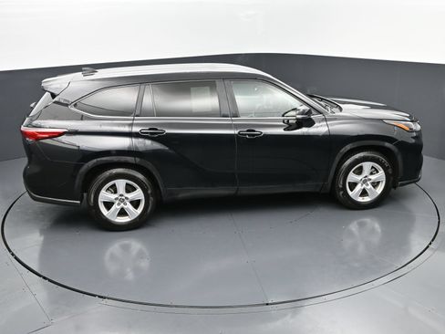 Used 2023 Toyota Highlander L FWD image 32