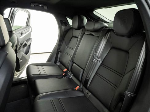 New 2026 Porsche Cayenne Coupe AWD/4WD image 22