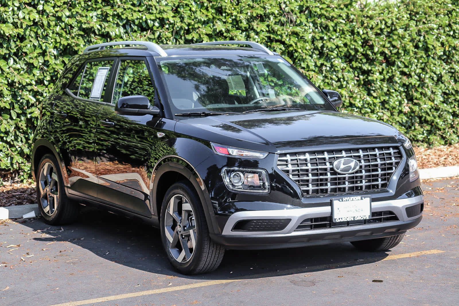 Used 2023 Hyundai Venue SEL w/ Cargo Package FWD image 3