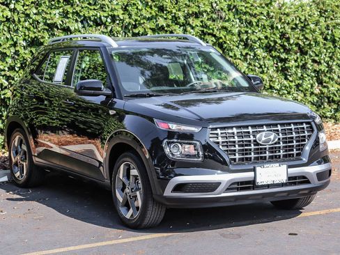 Used 2023 Hyundai Venue SEL w/ Cargo Package FWD image 3