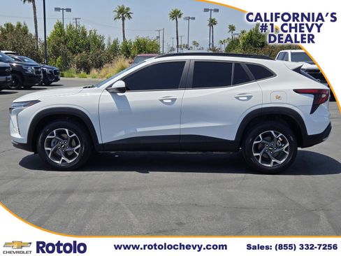 Used 2025 Chevrolet Trax LT w/ LPO, Blackout Package FWD image 4
