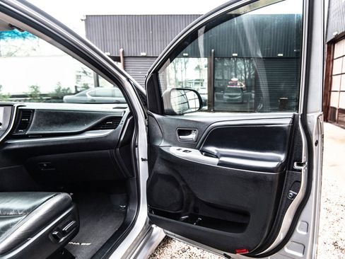 Used 2016 Toyota Sienna SE w/ SE Preferred Package image 37