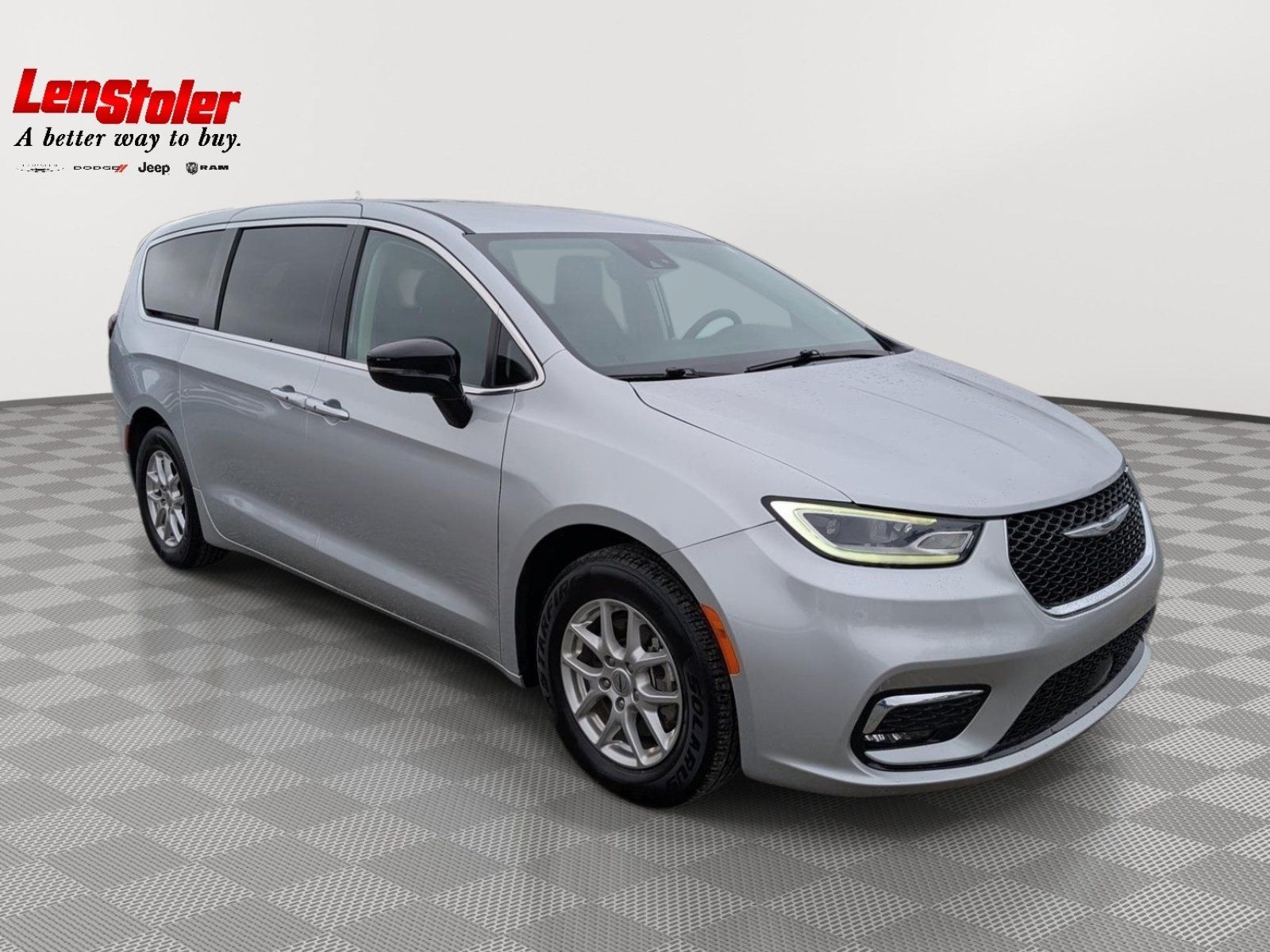 Used 2024 Chrysler Pacifica Touring-L FWD image 7