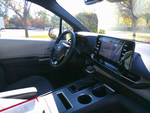 Used 2021 Toyota Sienna XSE image 35