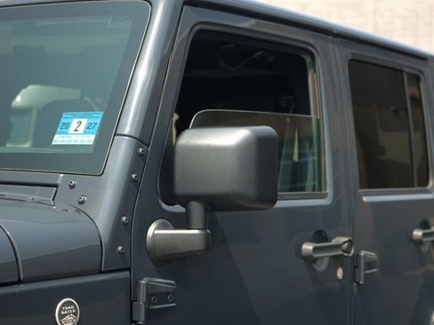 Used 2018 Jeep Wrangler Unlimited Sahara w/ Dual Top Group AWD/4WD image 9
