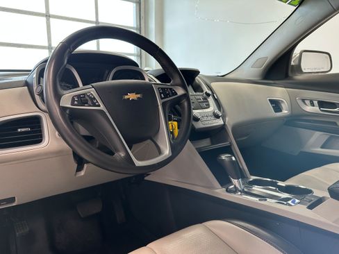 Used 2017 Chevrolet Equinox Premier w/ Enhanced Convenience Package AWD/4WD image 9