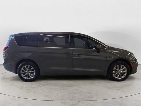 Used 2023 Chrysler Pacifica Touring-L AWD/4WD image 4
