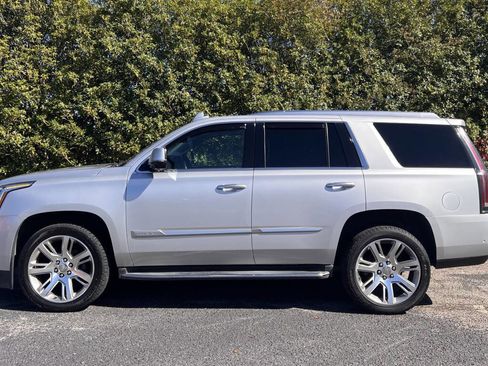 Used 2019 Cadillac Escalade Luxury image 4