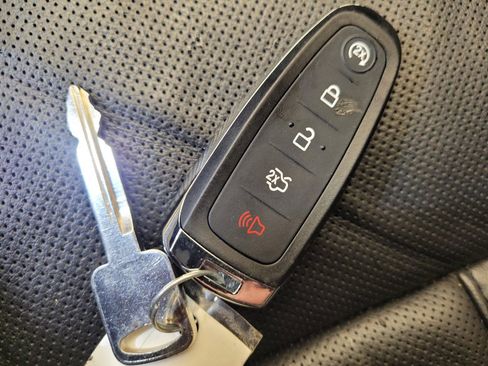 Used 2019 Lincoln MKT AWD image 32