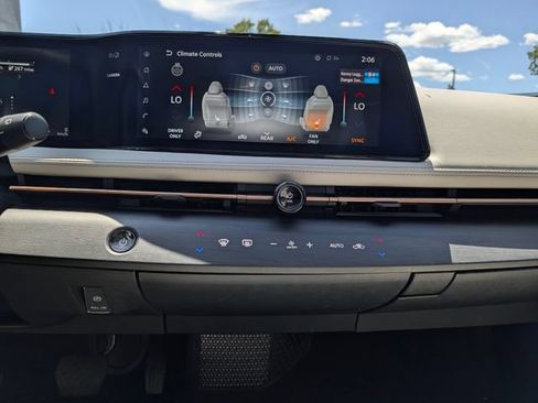Used 2024 Nissan Ariya AWD image 19