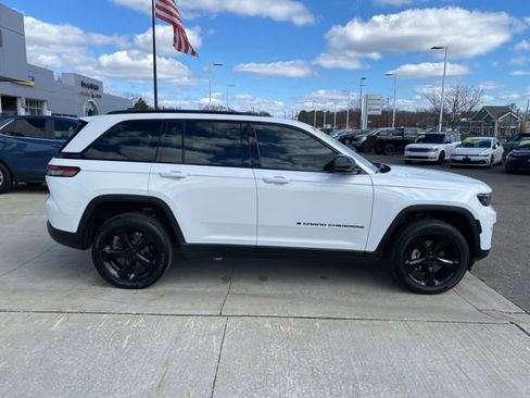 Used 2024 Jeep Grand Cherokee Altitude image 2