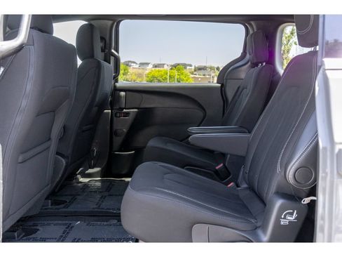 Used 2024 Chrysler Pacifica Touring FWD image 13