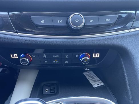 Used 2021 Buick Enclave Essence AWD/4WD image 23