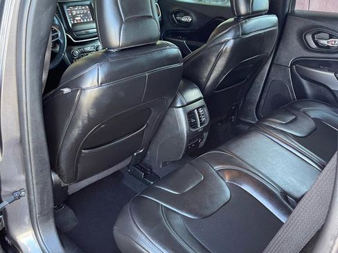 Used 2019 Jeep Cherokee Latitude Plus w/ Comfort/Convenience Group AWD/4WD image 12