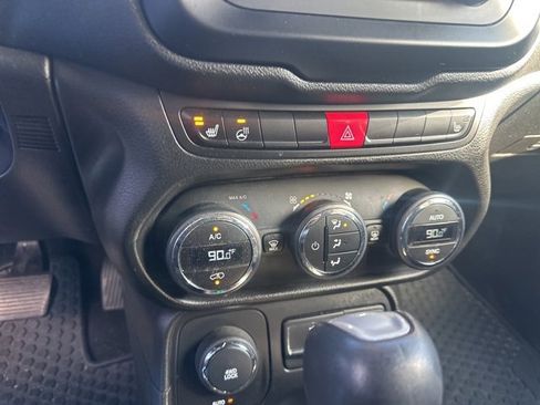 Used 2016 Jeep Renegade Latitude w/ Popular Equipment Group image 28