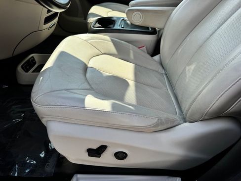 Used 2021 Chrysler Pacifica Touring-L FWD image 35