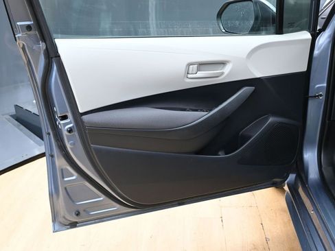 Used 2025 Toyota Corolla LE FWD image 39