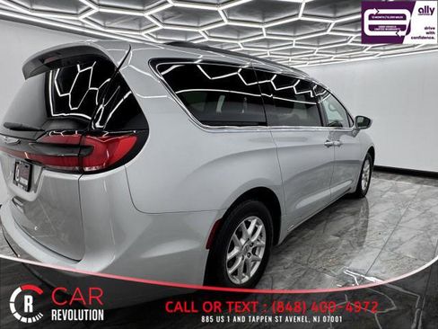 Used 2022 Chrysler Pacifica Touring-L image 10