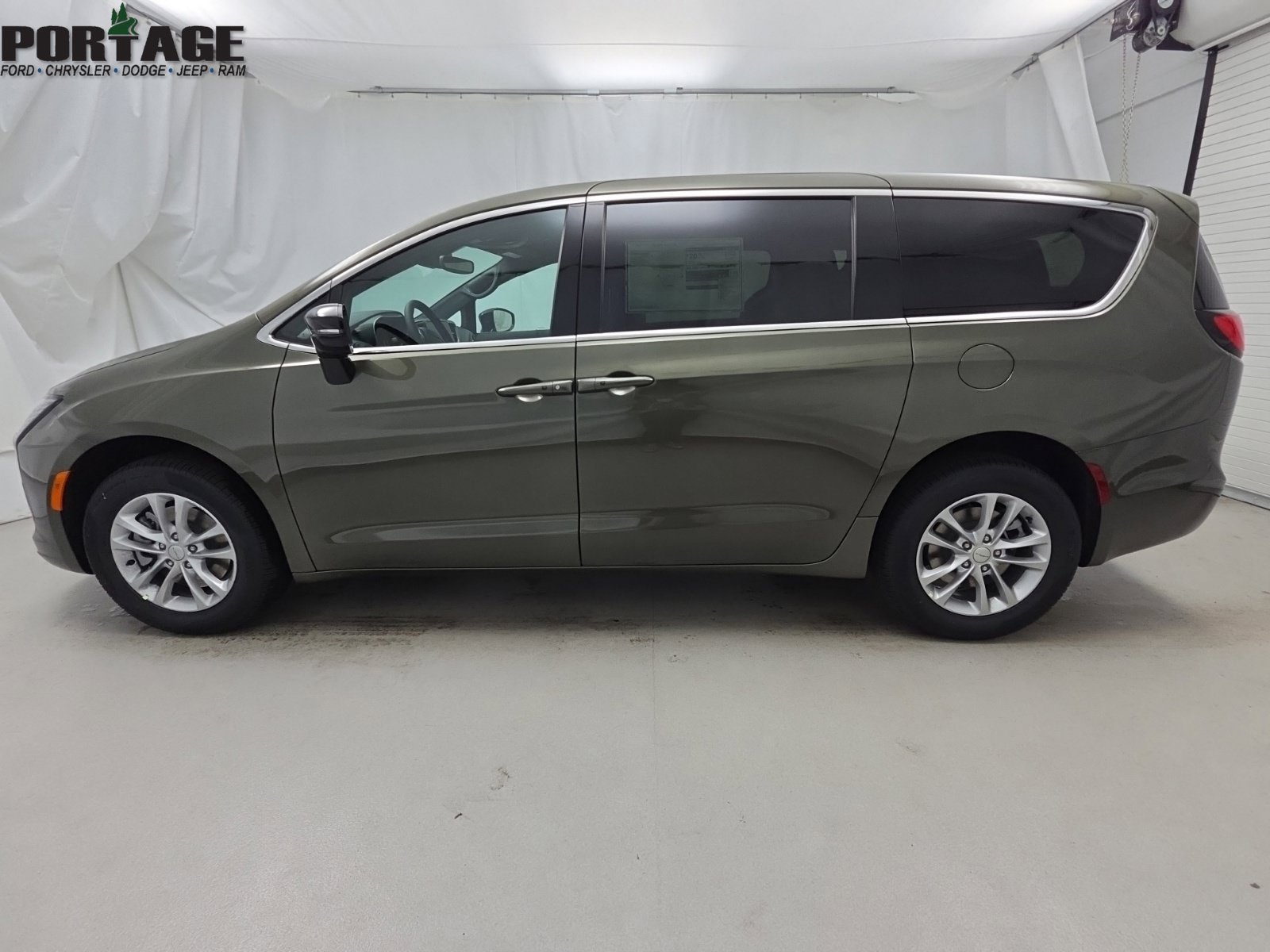 New 2027 Chrysler Pacifica Select AWD/4WD image 3