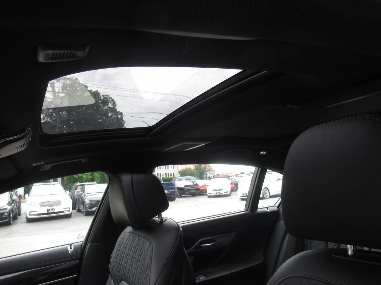 Used 2021 BMW 750i xDrive w/ Executive Package AWD/4WD image 40