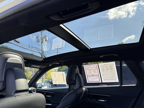 Used 2025 Mercedes-Benz GLC 300 4MATIC image 23