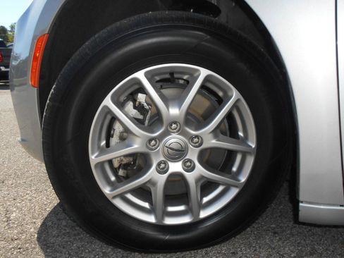 Used 2024 Chrysler Pacifica Touring-L FWD image 11