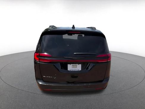 Used 2025 Chrysler Pacifica Limited FWD image 10