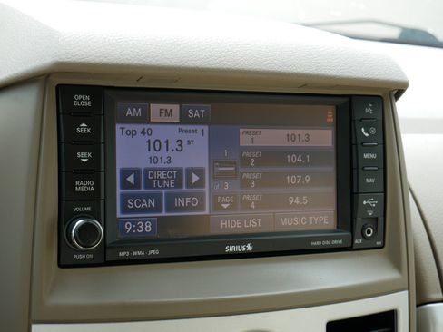 Used 2010 Chrysler Town & Country Limited FWD image 22