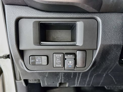 Used 2017 Toyota Tacoma TRD Sport AWD/4WD image 11