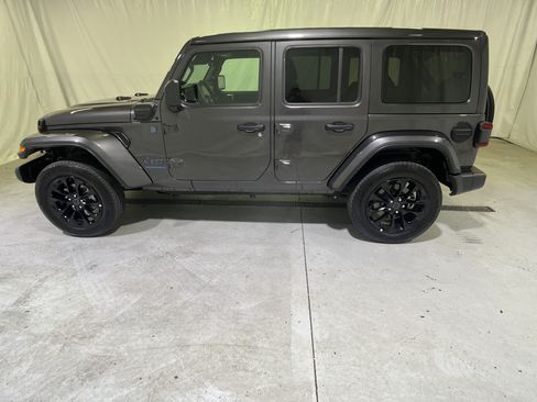 Used 2025 Jeep Wrangler Unlimited Sahara w/ Safety Group AWD/4WD image 8