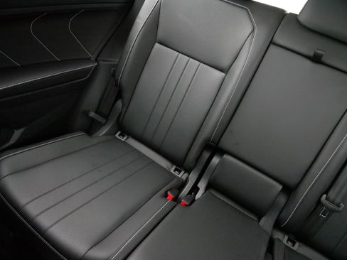 Certified 2024 Volkswagen Tiguan SE image 12