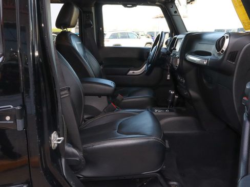 Used 2018 Jeep Wrangler Unlimited Rubicon w/ Connectivity Group AWD/4WD image 26