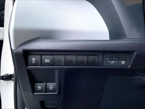 Used 2026 Toyota Sienna LE FWD image 33