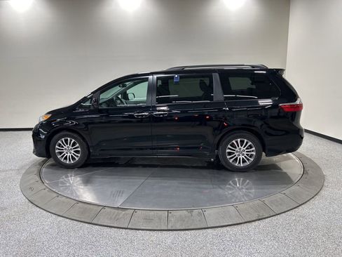 Used 2020 Toyota Sienna XLE image 9