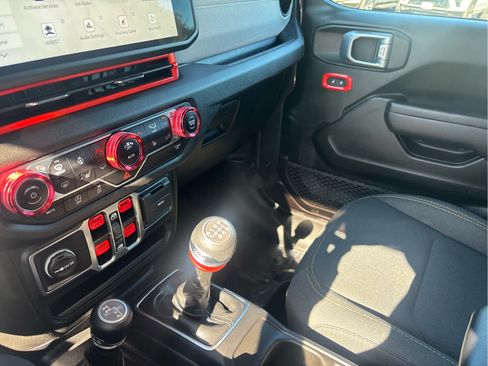 Used 2024 Jeep Gladiator Sport AWD/4WD image 19