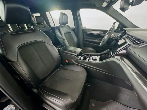 Used 2023 Jeep Grand Cherokee L Laredo image 33