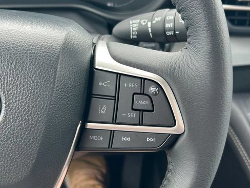 Used 2026 Toyota Sienna XLE FWD image 40