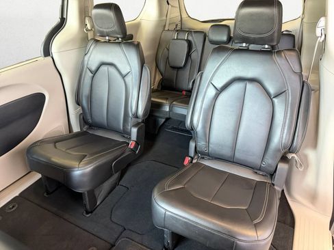 Used 2024 Chrysler Pacifica Touring-L FWD image 9