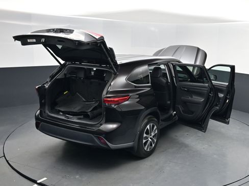 Used 2020 Toyota Highlander XLE image 17