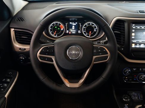 Used 2017 Jeep Cherokee Latitude w/ Comfort/Convenience Group AWD/4WD image 10