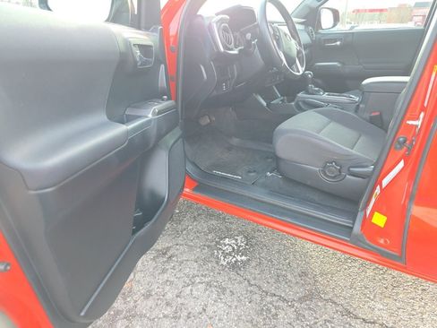 Used 2017 Toyota Tacoma TRD Sport image 11