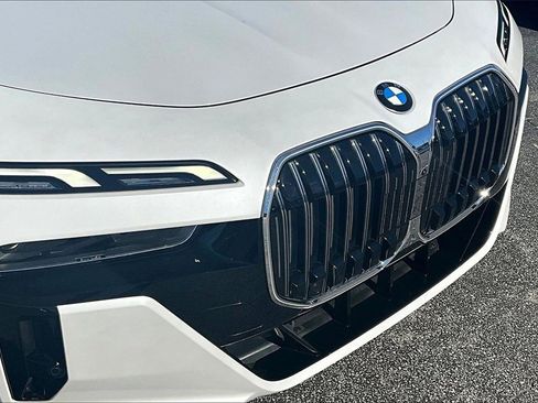 Used 2023 BMW 740i image 33