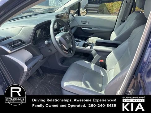 Used 2023 Toyota Sienna Limited image 12