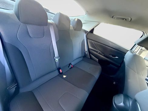 Used 2021 Hyundai Elantra SE FWD image 18