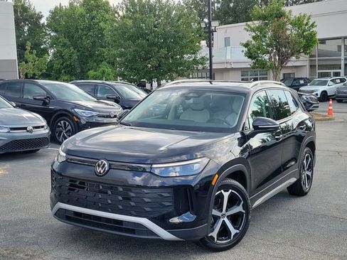 Certified 2025 Volkswagen Tiguan SE FWD image 39