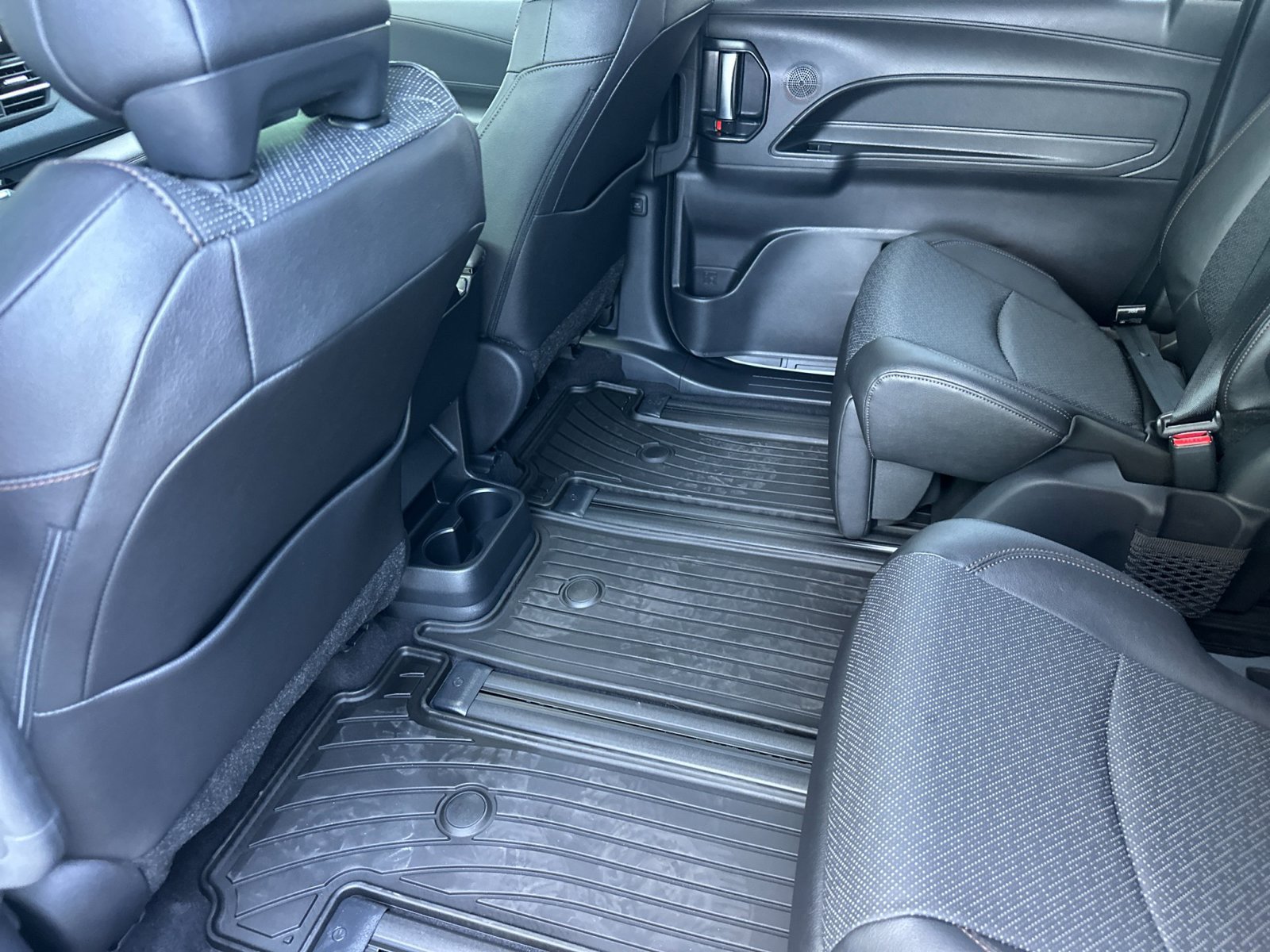 Used 2026 Toyota Sienna Limited FWD image 12